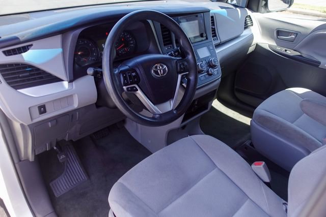 Used 2017 Toyota Sienna L FWD image 12