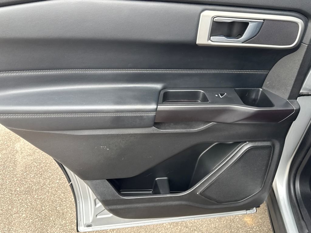 Used 2020 Ford Explorer XLT w/ Equipment Group 202A AWD/4WD image 34