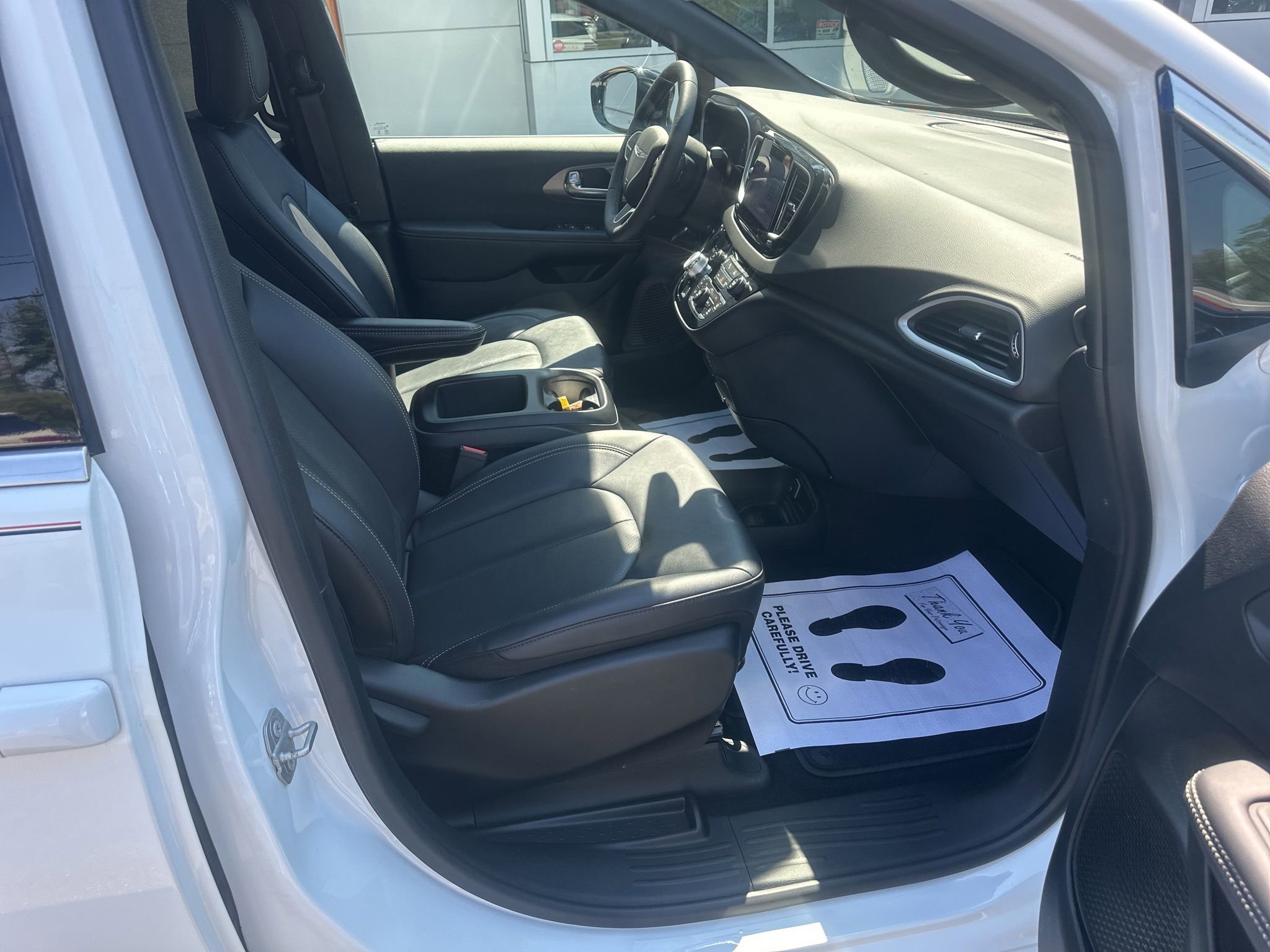 Used 2025 Chrysler Pacifica Select image 11
