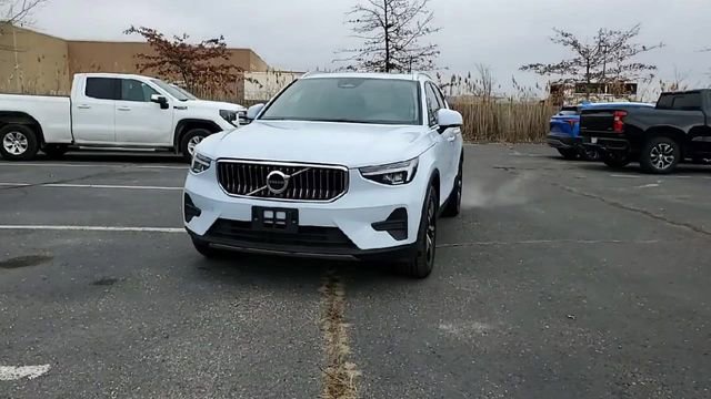 Used 2025 Volvo XC40 B5 Core image 3
