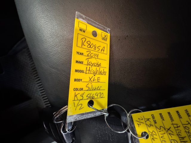 Used 2019 Toyota Highlander XLE AWD/4WD image 29