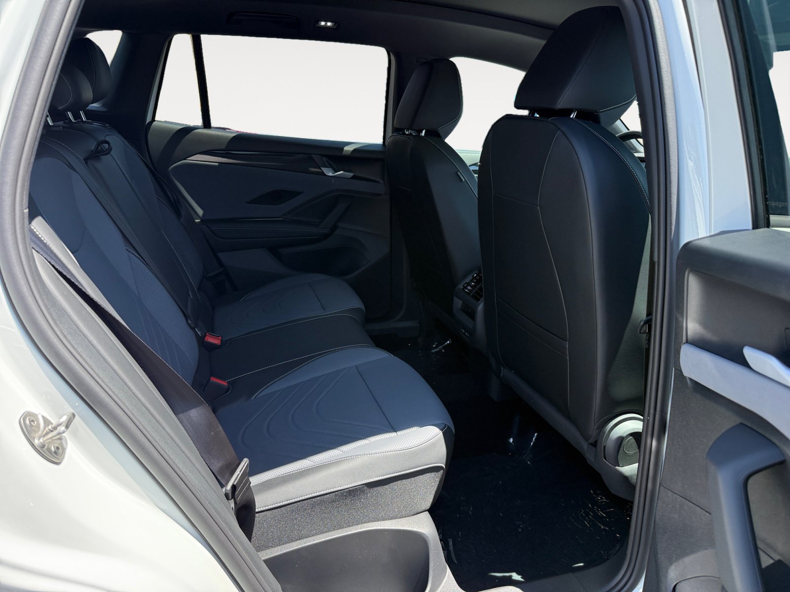 New 2026 Volkswagen Tiguan SE R-Line AWD/4WD image 18