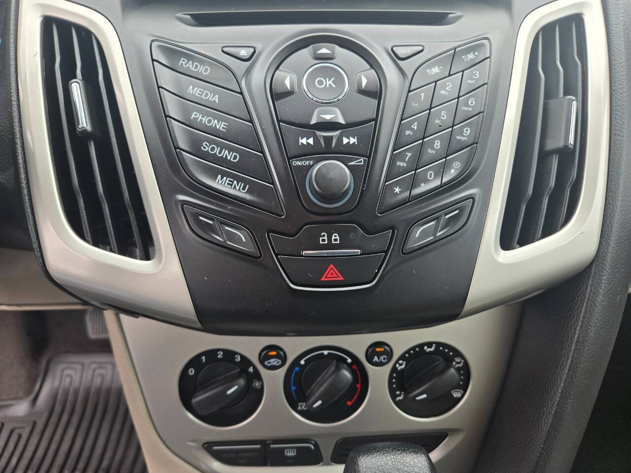 Used 2014 Ford Focus SE w/ SE Winter Package FWD image 19