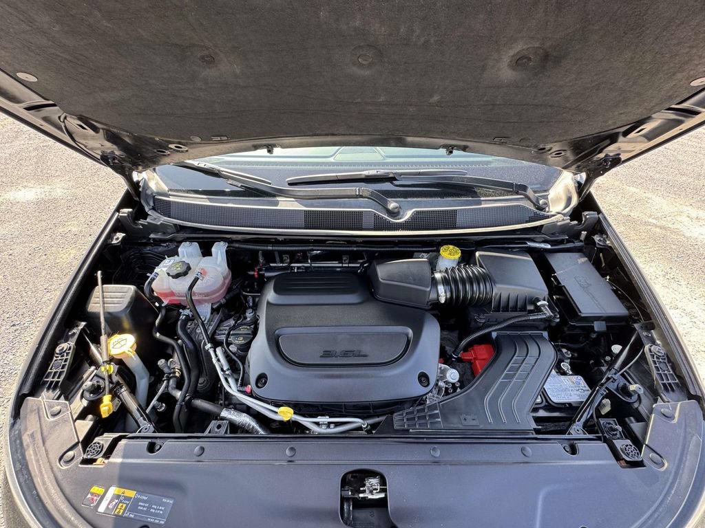 Used 2024 Chrysler Pacifica Touring-L FWD image 12