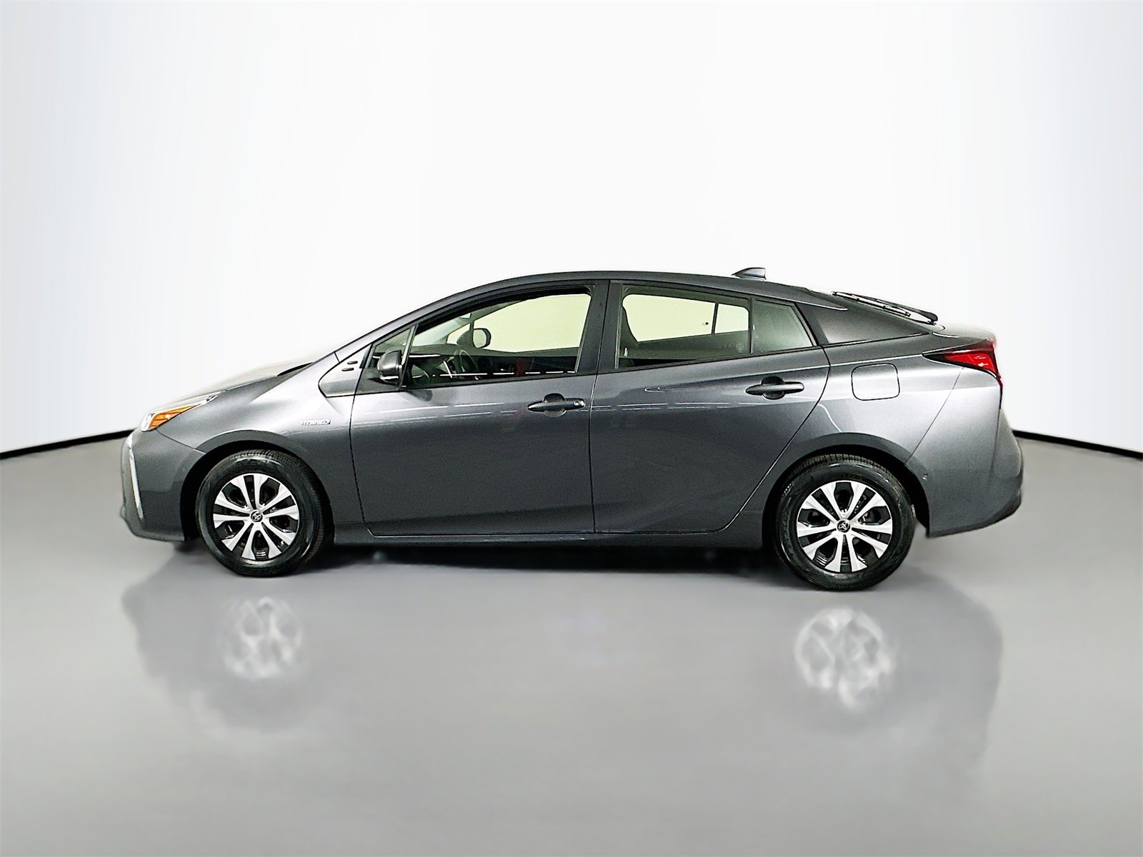 Used 2021 Toyota Prius LE image 4
