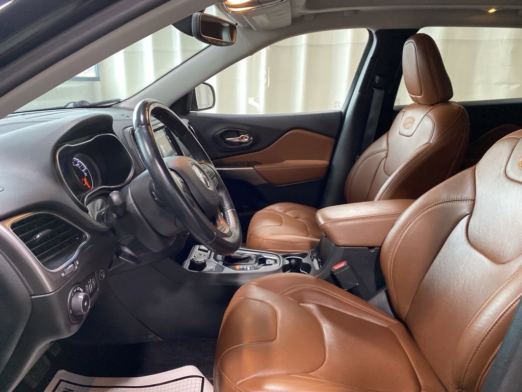 Used 2019 Jeep Cherokee Overland image 16