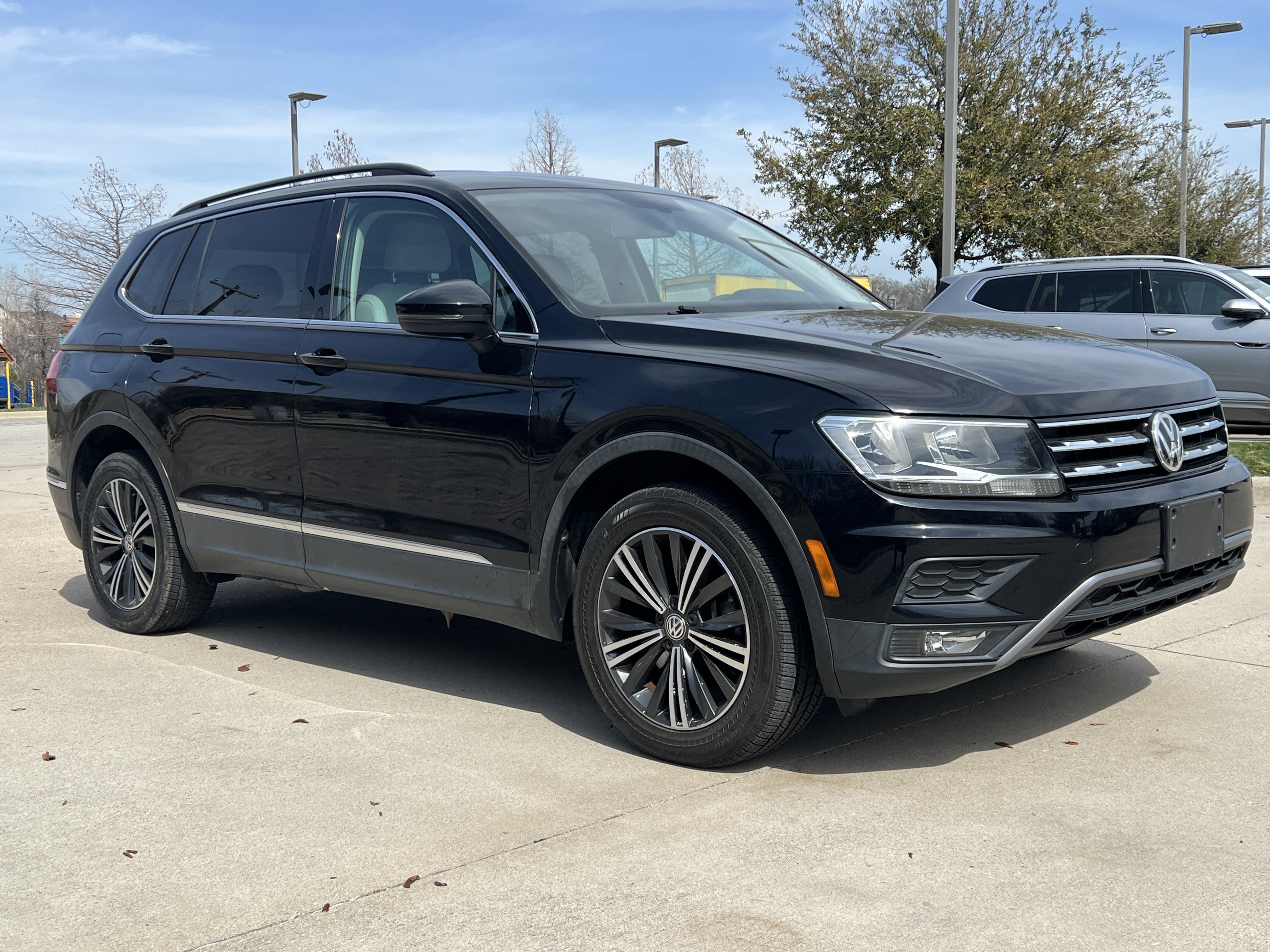 Used 2018 Volkswagen Tiguan SE w/ 18" Alloy Wheels Package image 2