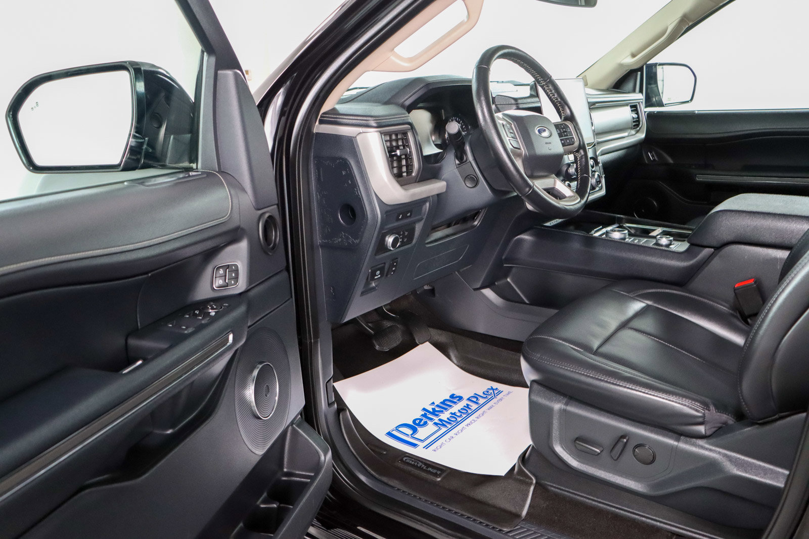 Used 2022 Ford Expedition XLT image 3