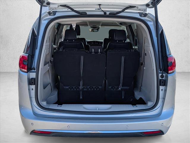 Used 2024 Chrysler Pacifica Touring-L image 6