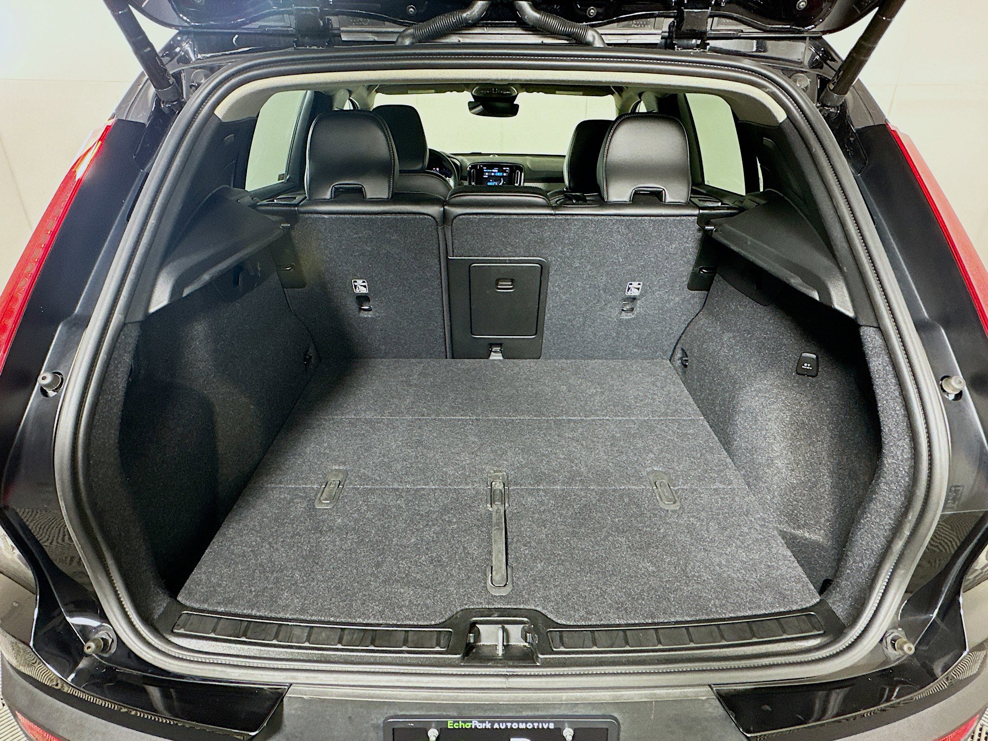 Used 2025 Volvo XC40 B5 Plus image 29