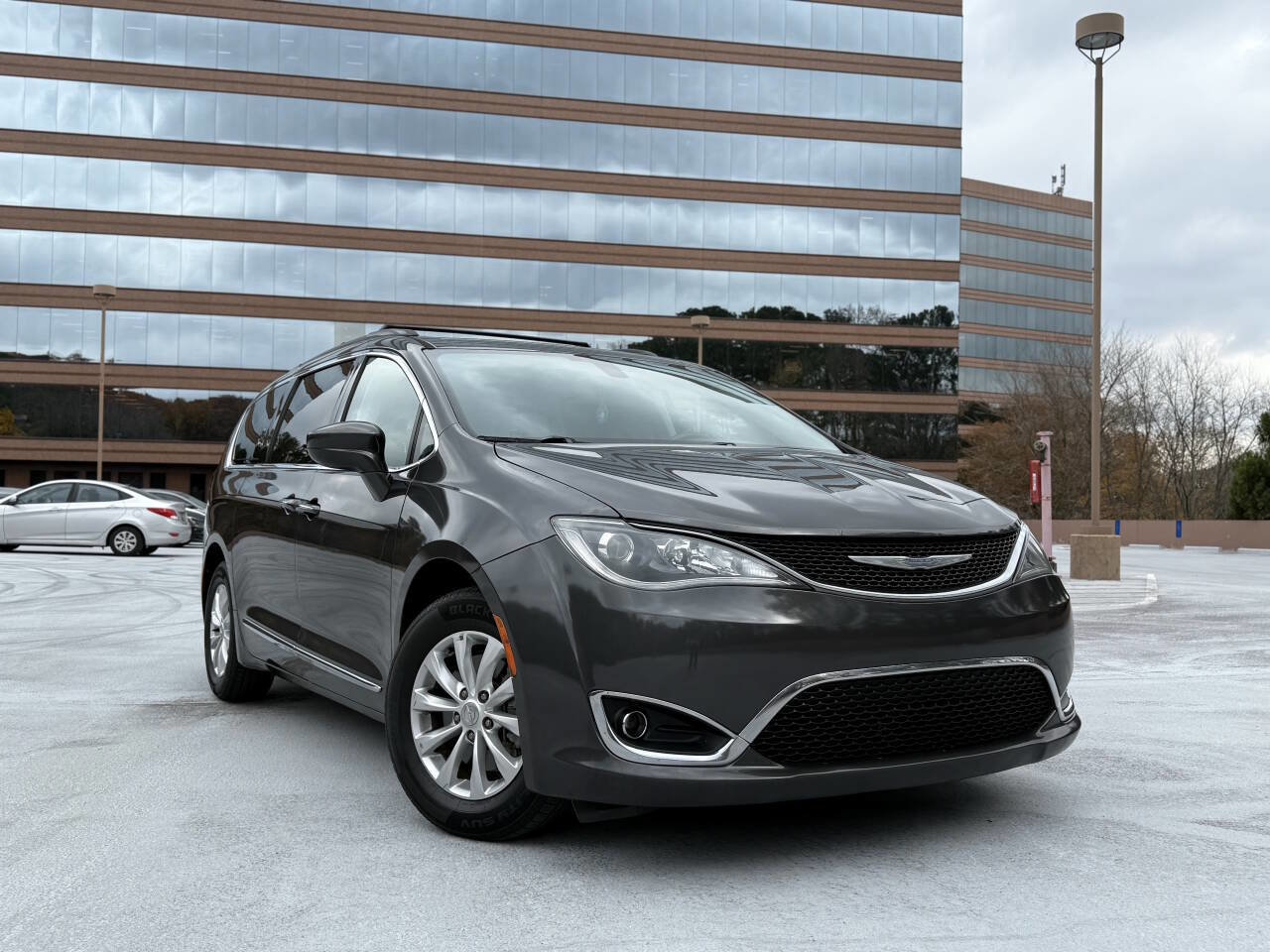 Used 2017 Chrysler Pacifica Touring-L image 6