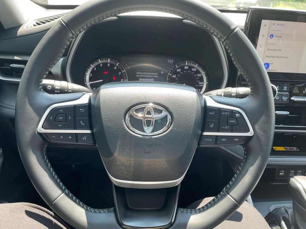 Used 2025 Toyota Highlander XLE AWD/4WD image 14