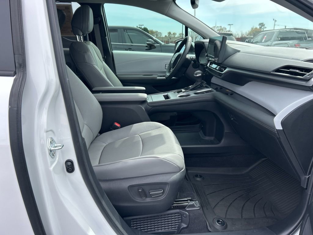Used 2025 Toyota Sienna XLE image 21