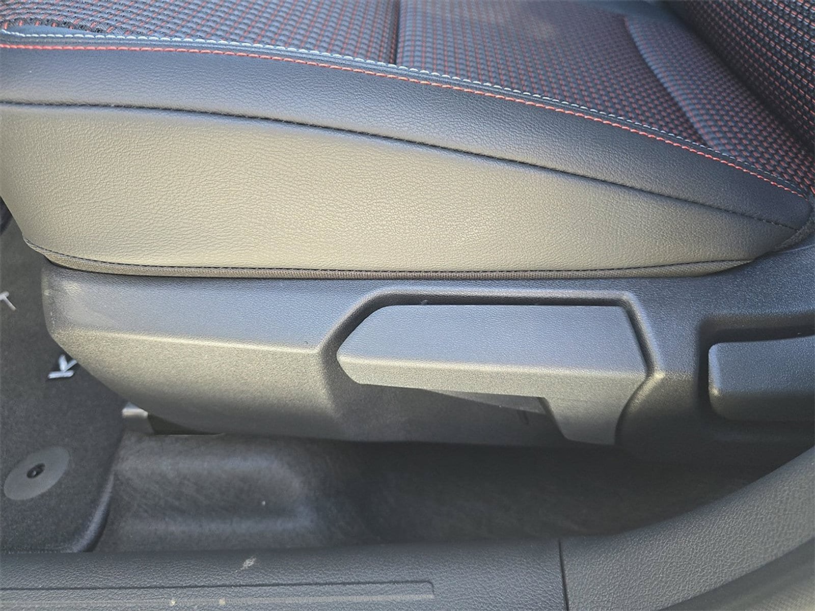 New 2026 Nissan Kicks SR AWD/4WD image 18