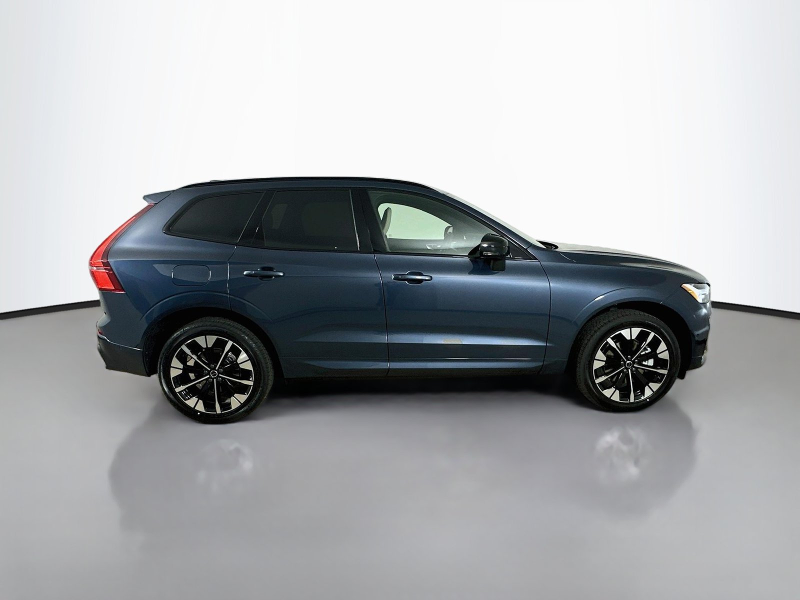 New 2027 Volvo XC60 B5 Plus AWD/4WD image 4