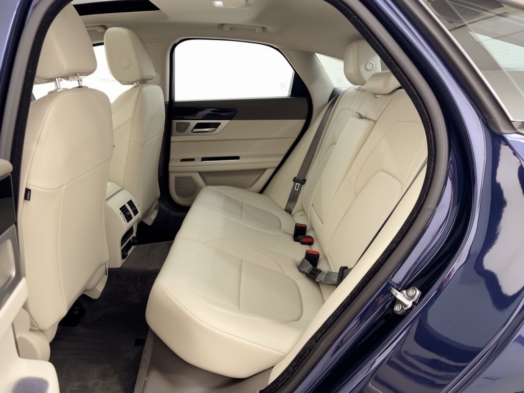 Used 2018 Jaguar XF Premium RWD image 25