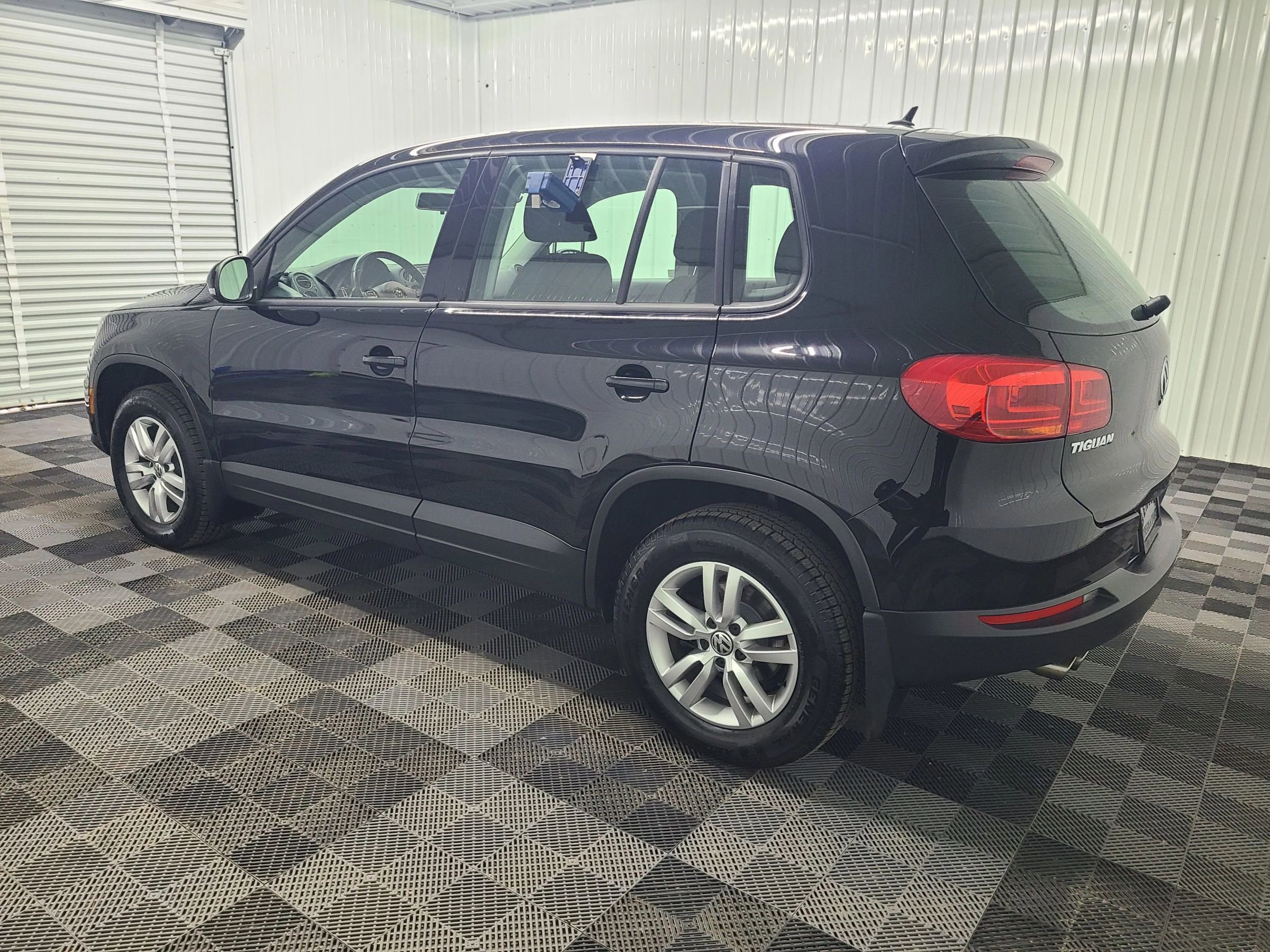 Used 2014 Volkswagen Tiguan S image 9