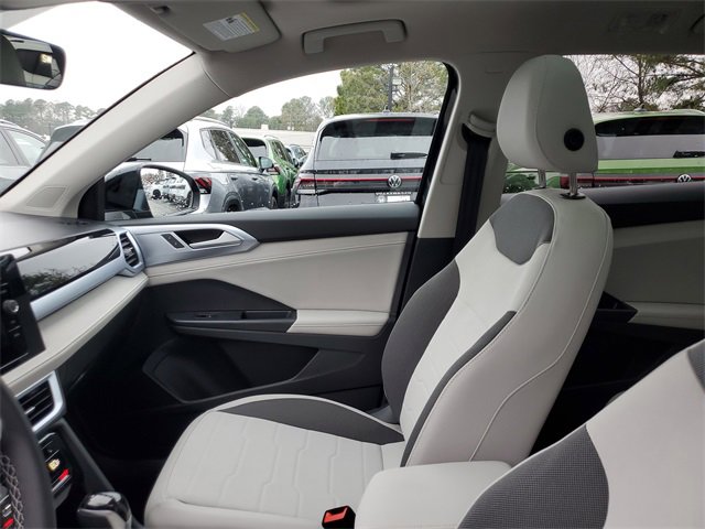 New 2026 Volkswagen Taos SE image 17