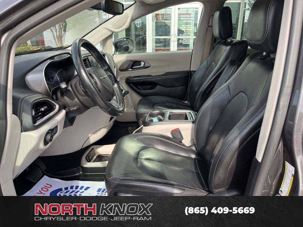Used 2022 Chrysler Pacifica Touring-L w/ Uconnect Theater Family Group FWD image 4
