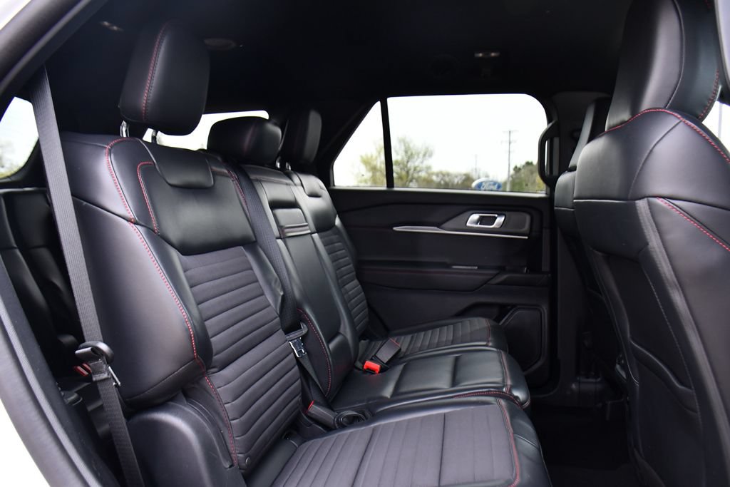 Used 2025 Ford Explorer ST-Line w/ ST-Line Street Pack AWD/4WD image 18