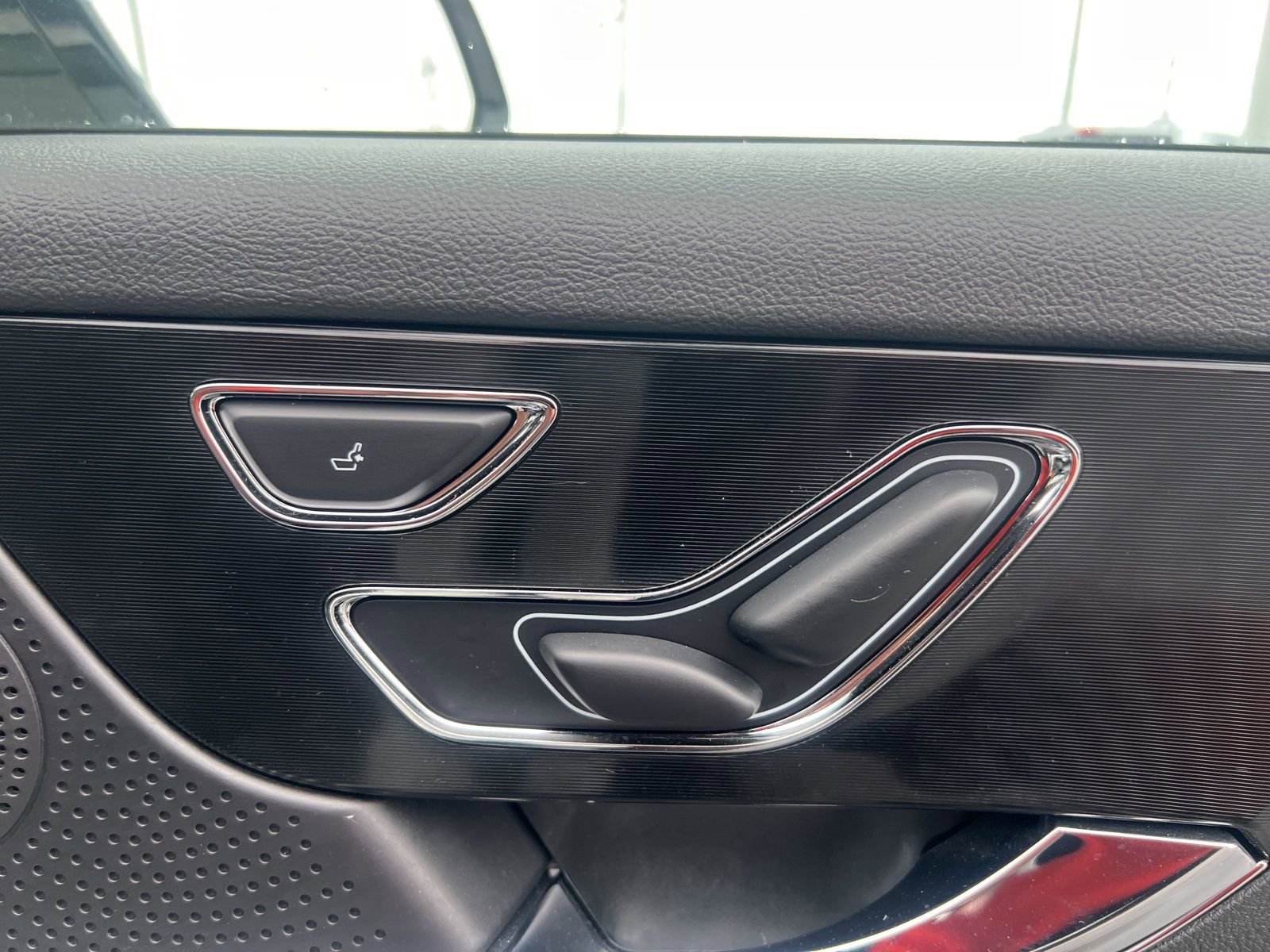 Used 2023 Lincoln Corsair Reserve w/ Rear Removable Package Tray image 30