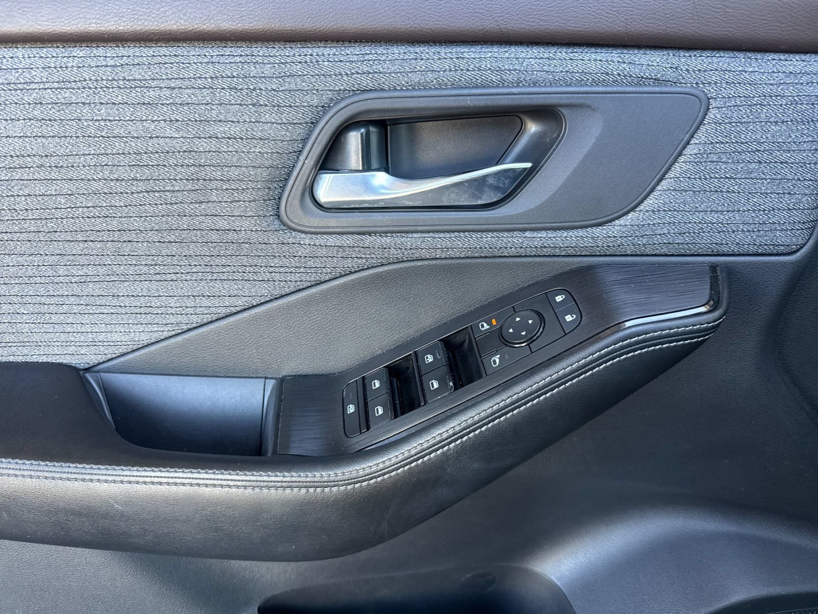 Used 2023 Nissan Rogue SV FWD image 11