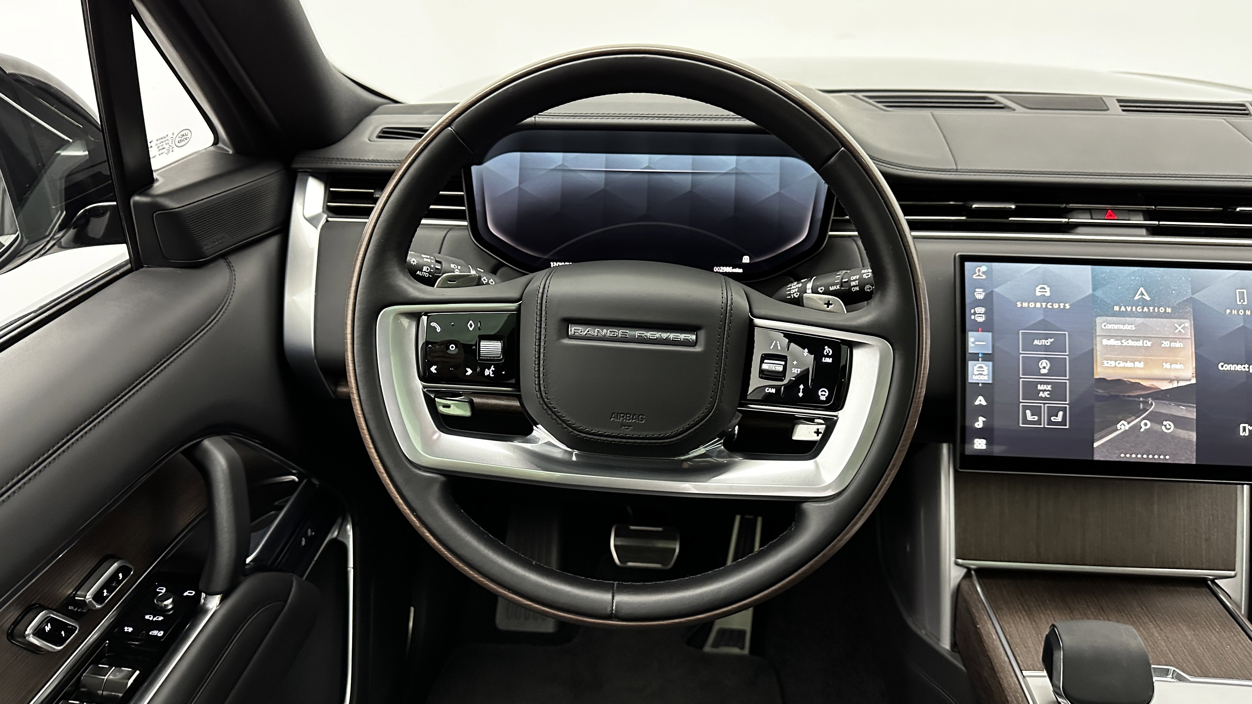 Used 2025 Land Rover Range Rover Long Wheelbase SE image 32