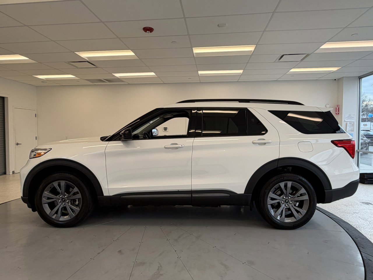 Used 2022 Ford Explorer XLT w/ Equipment Group 202A AWD/4WD image 4