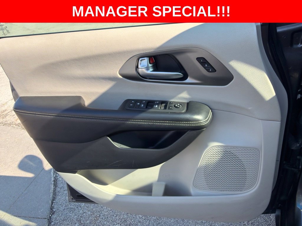 Used 2021 Chrysler Pacifica Touring-L FWD image 35