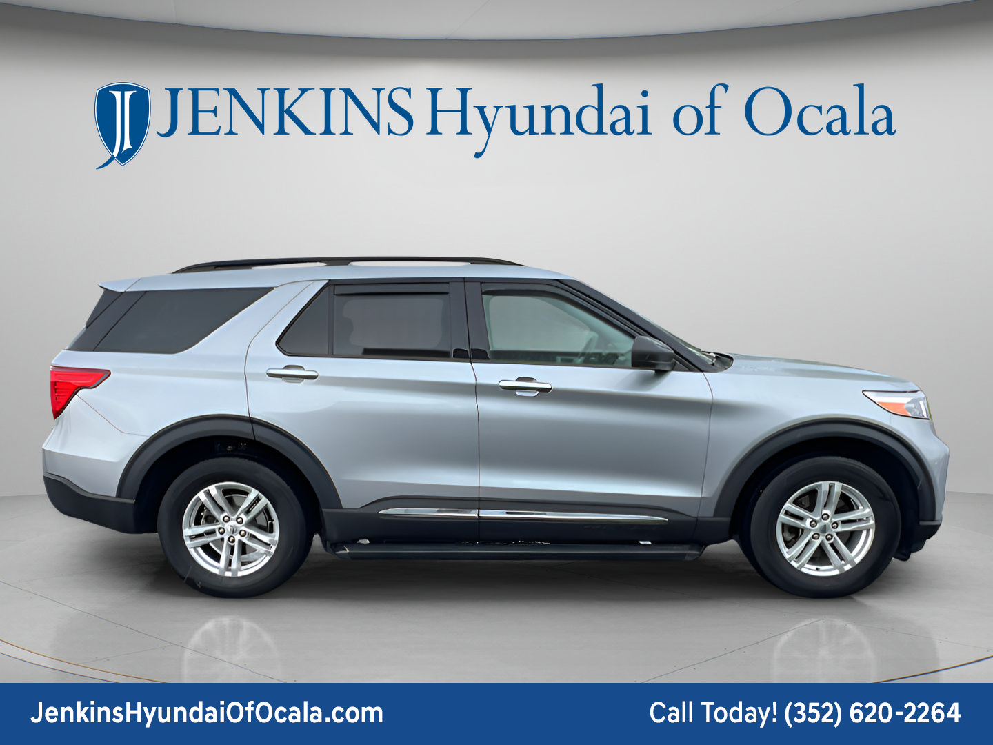Used 2023 Ford Explorer XLT w/ Equipment Group 202A AWD/4WD image 2