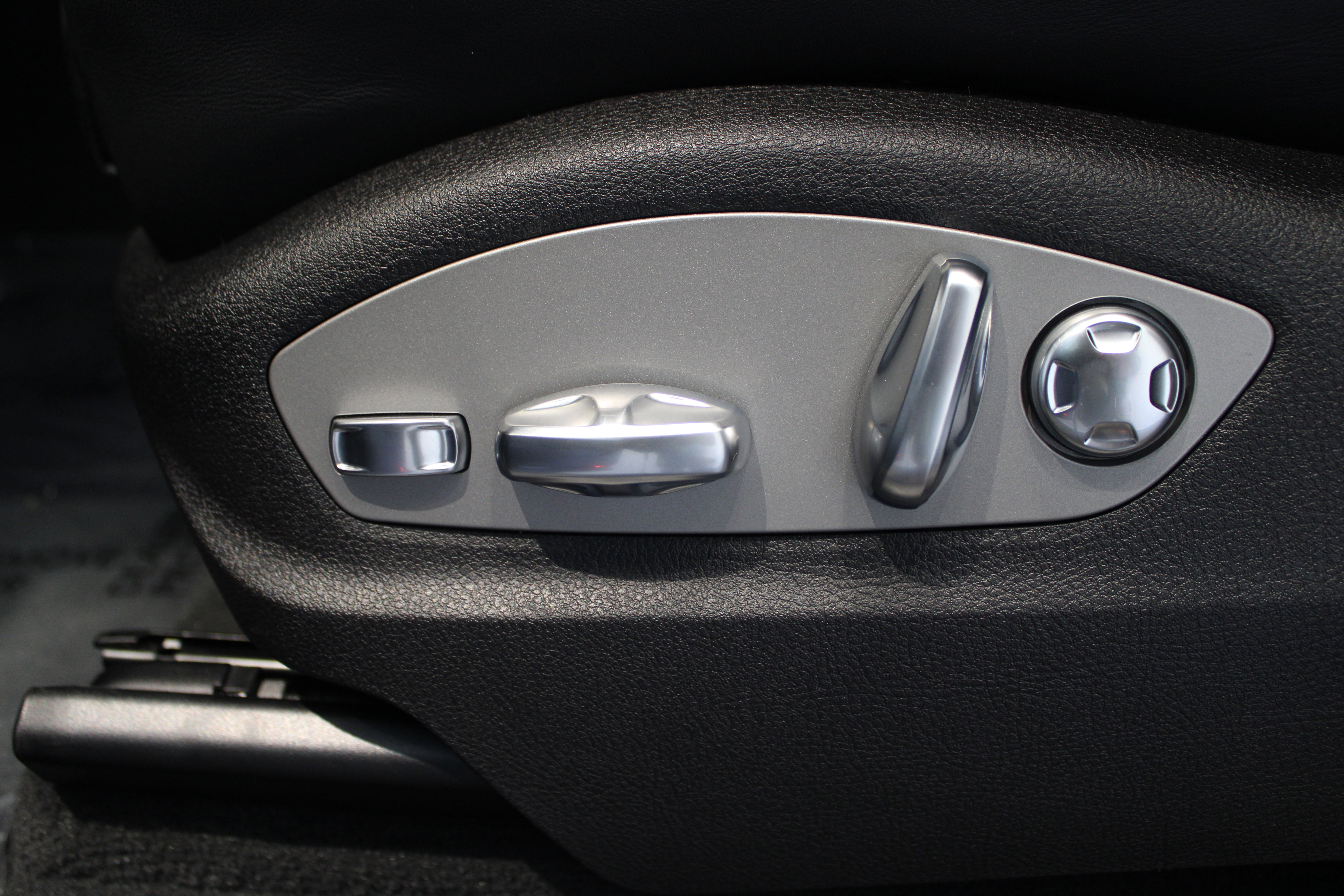 Certified 2025 Porsche Macan image 25