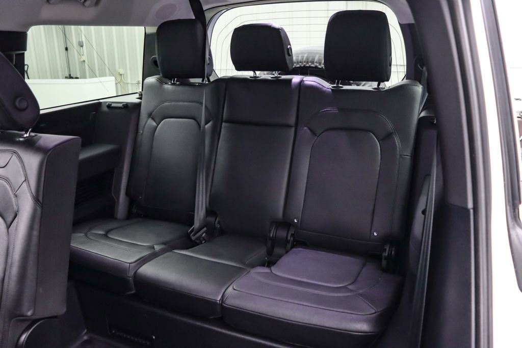 Used 2023 Land Rover Defender 130 SE image 23