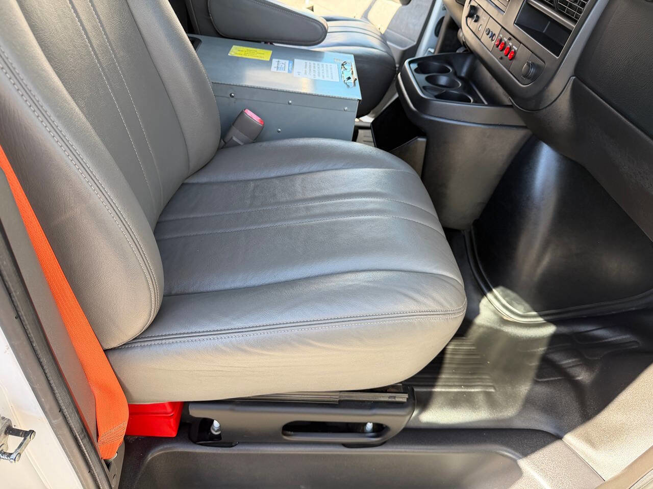 Used 2014 Chevrolet Express 2500 image 24