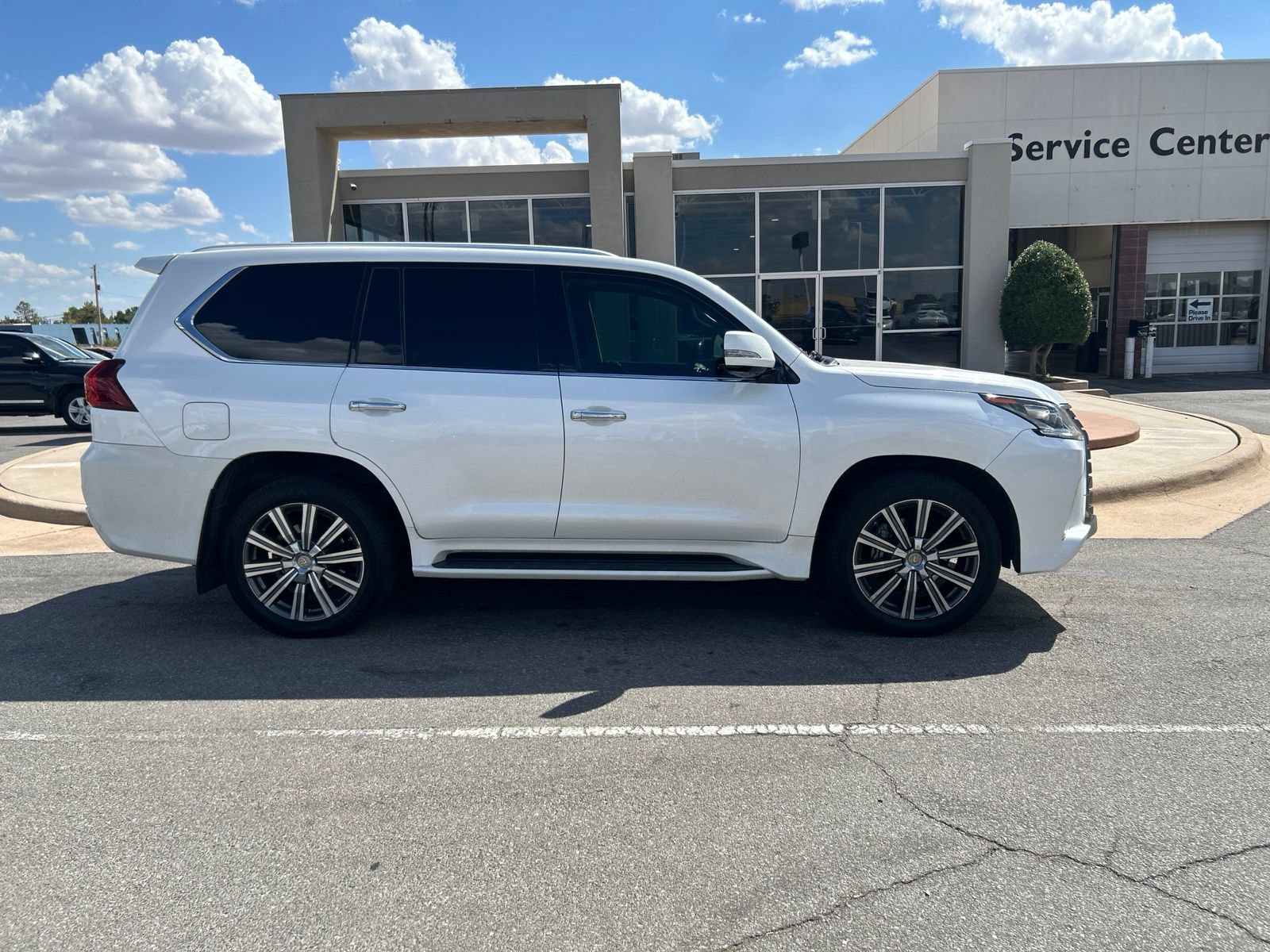 Used 2017 Lexus LX 570 4WD w/ Luxury Package image 4