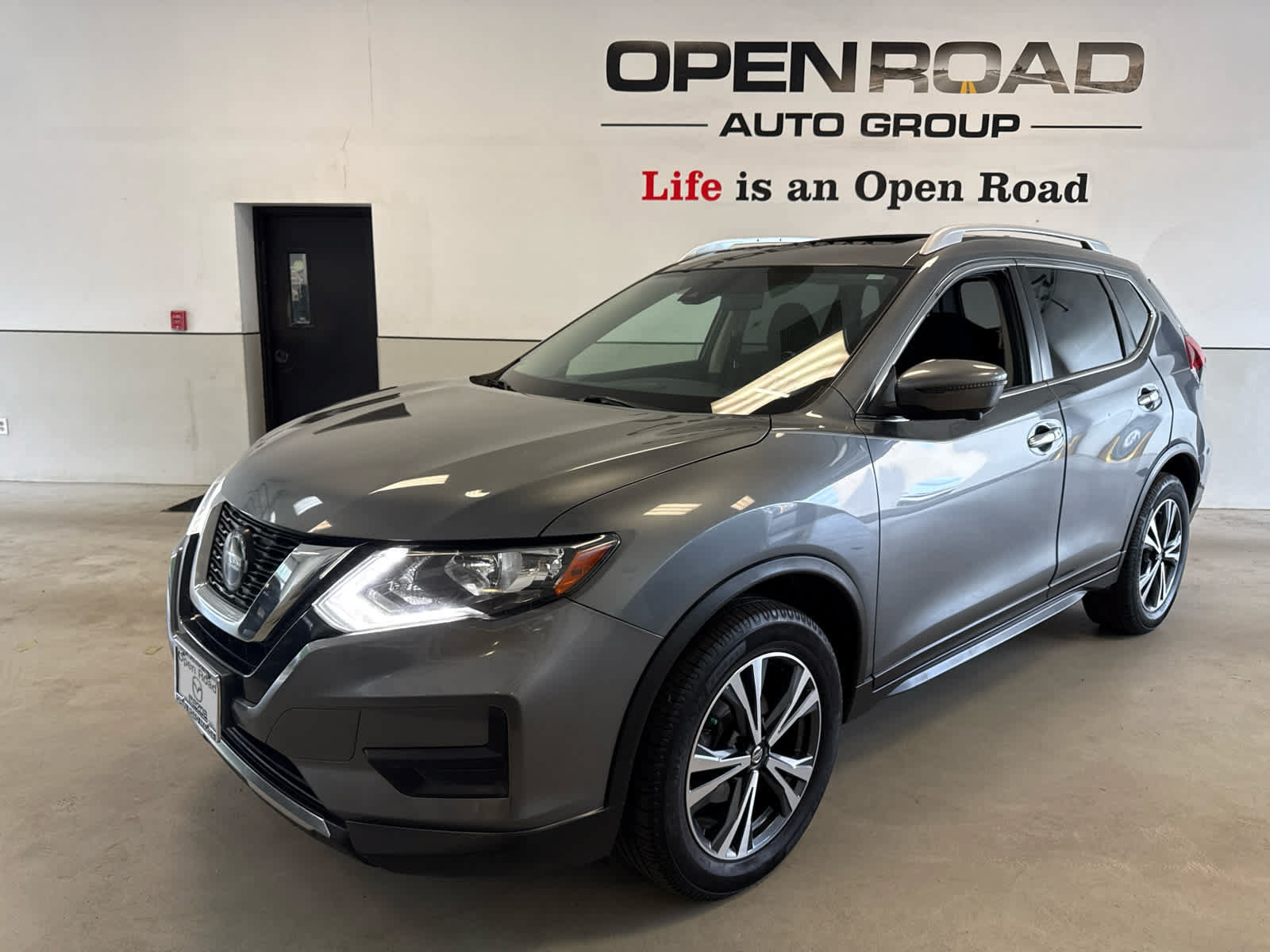 Used 2019 Nissan Rogue SV w/ Sun & Sound Touring Package AWD/4WD image 3