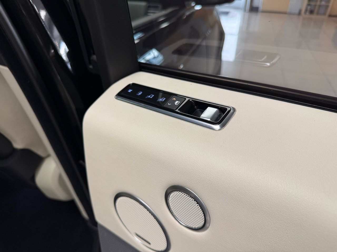 Used 2019 Land Rover Range Rover HSE image 28