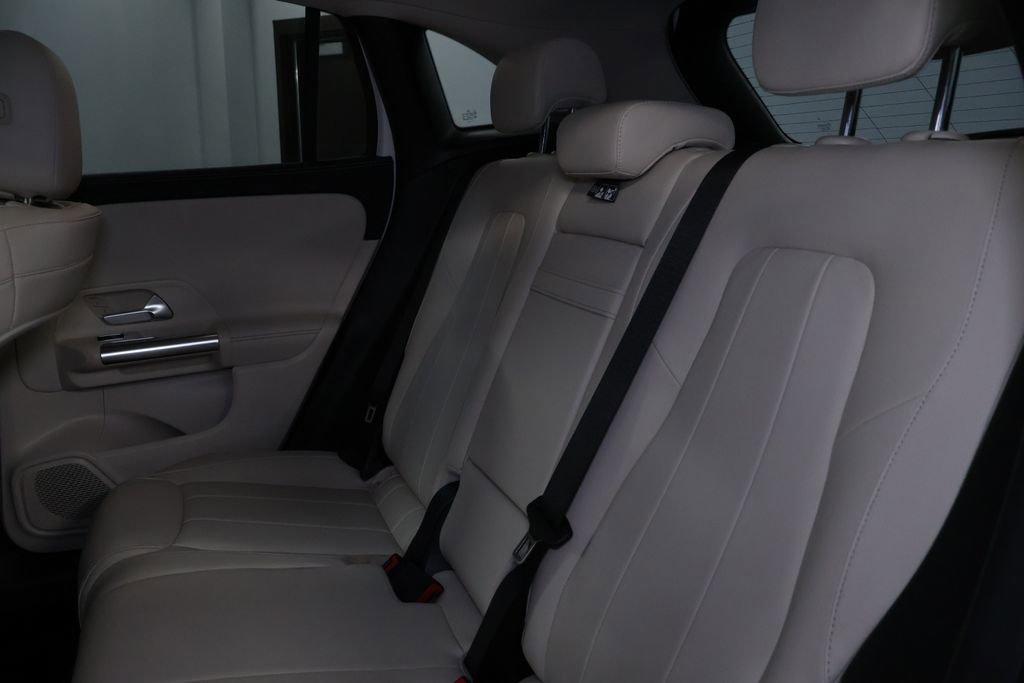 Used 2021 Mercedes-Benz GLA 250 4MATIC w/ Premium Package image 18