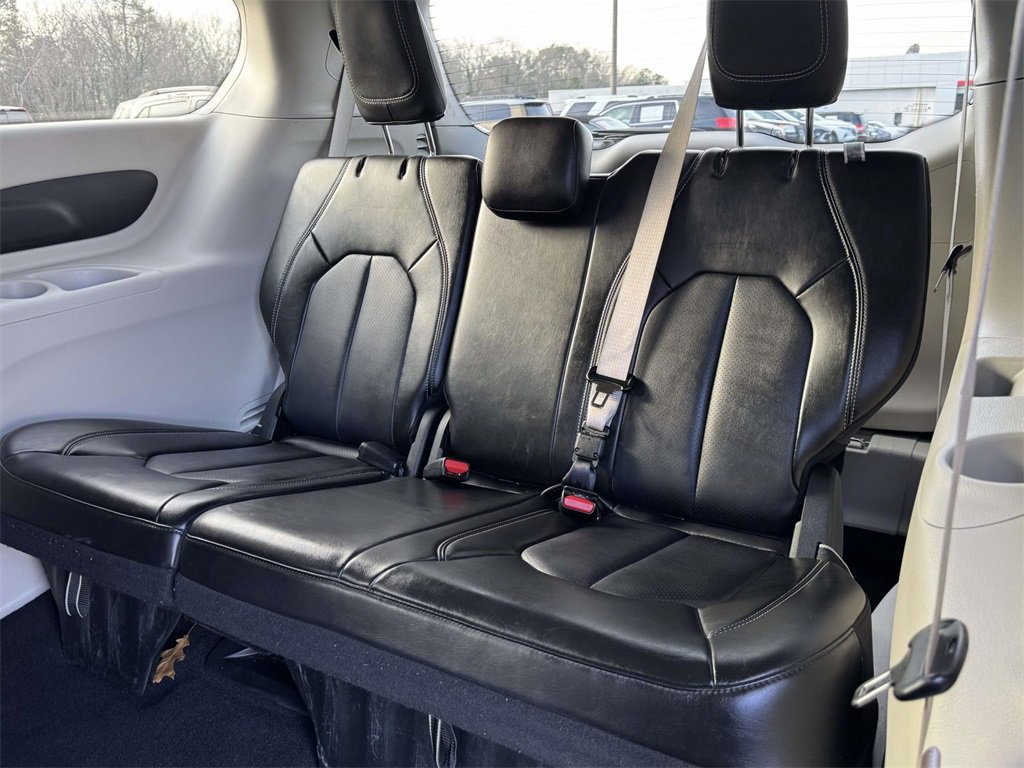 Used 2024 Chrysler Pacifica Touring-L image 16