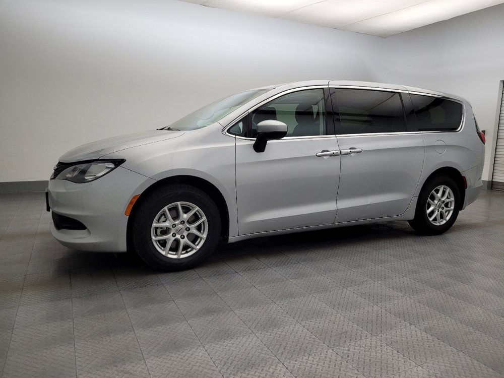 Used 2022 Chrysler Voyager LX image 2