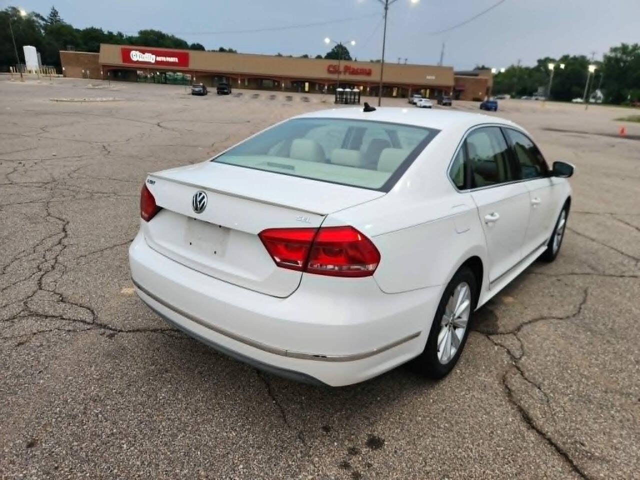 Used 2013 Volkswagen Passat 2.5 SEL Premium FWD image 4