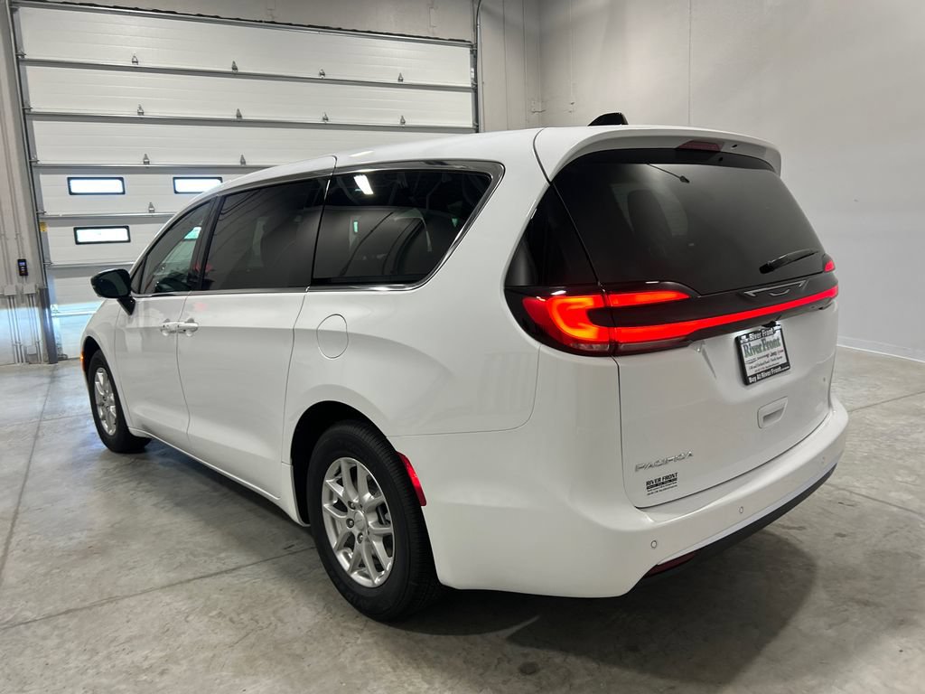 New 2027 Chrysler Pacifica Select FWD image 8