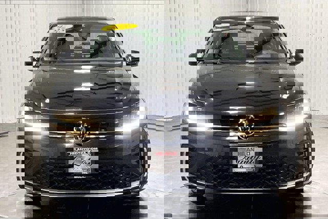 Used 2025 Volkswagen Jetta SE image 2