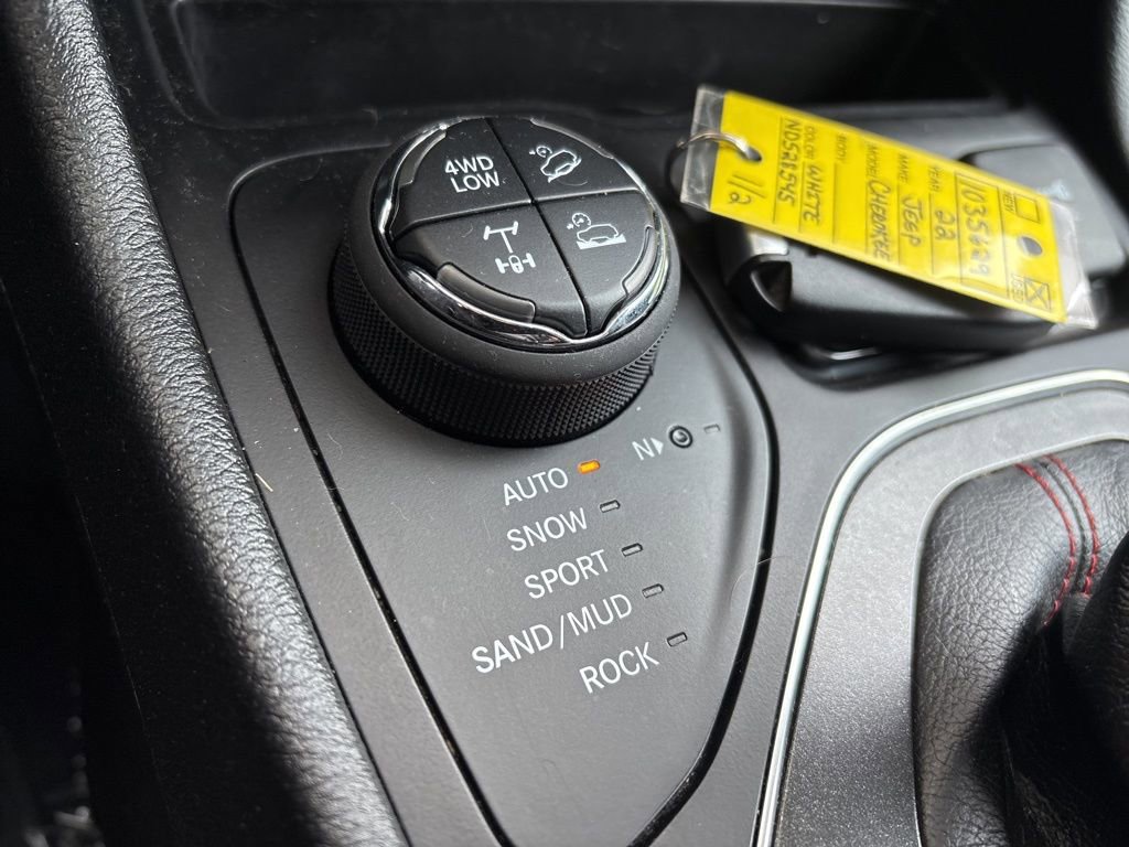 Used 2022 Jeep Cherokee Trailhawk w/ Comfort/Convenience Group AWD/4WD image 32