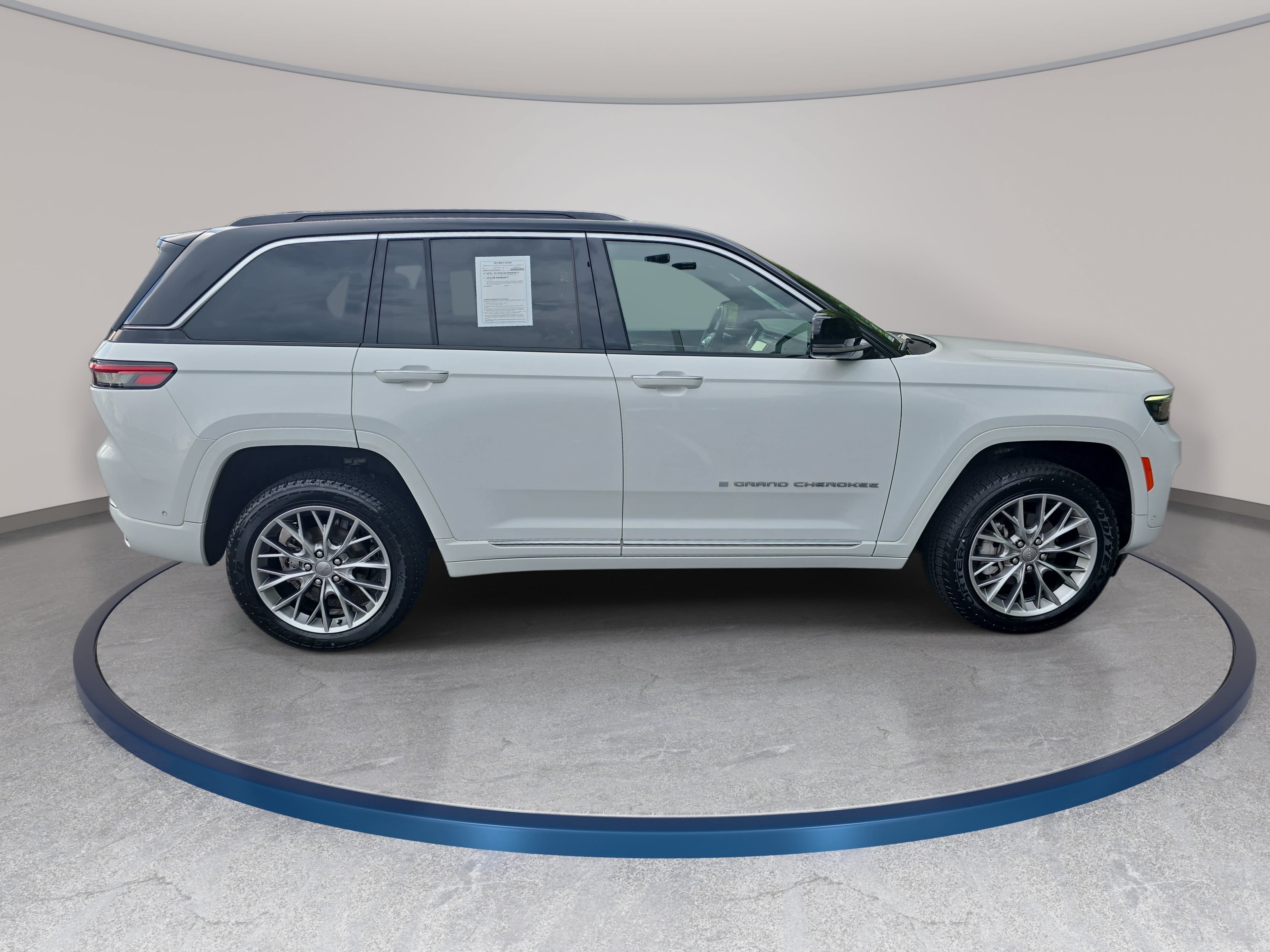 Used 2024 Jeep Grand Cherokee Summit w/ Luxury Tech Group V AWD/4WD image 4