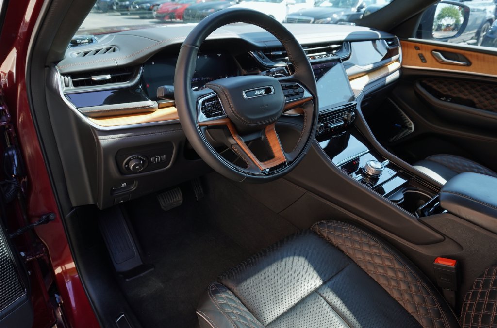 Used 2024 Jeep Grand Cherokee Summit AWD/4WD image 12