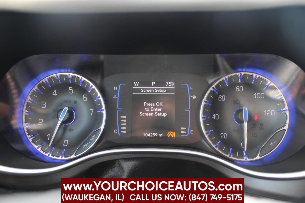Used 2020 Chrysler Pacifica Touring-L FWD image 28