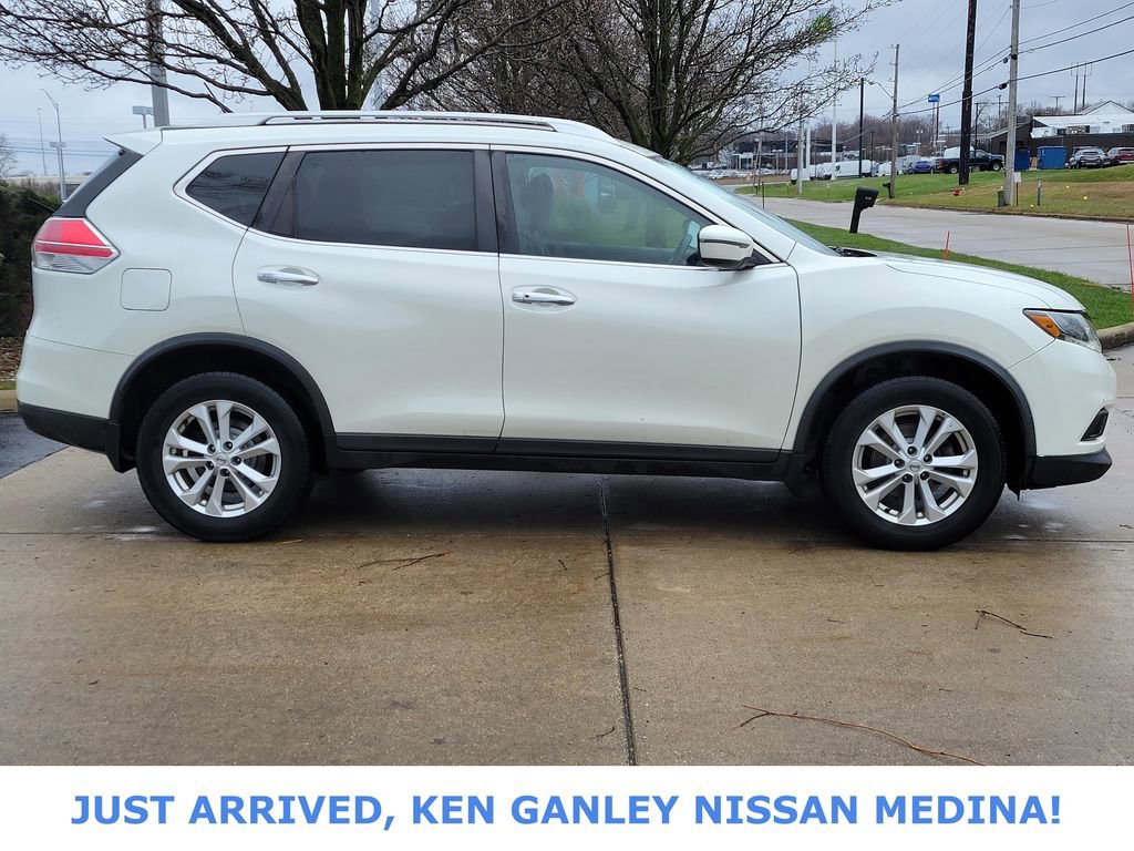 Used 2016 Nissan Rogue SV image 2