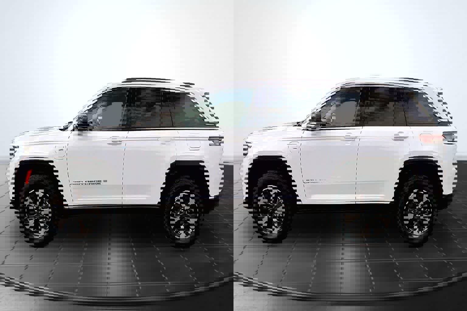 Used 2023 Jeep Grand Cherokee 4WD 4xe w/ Luxury Tech Group II image 3