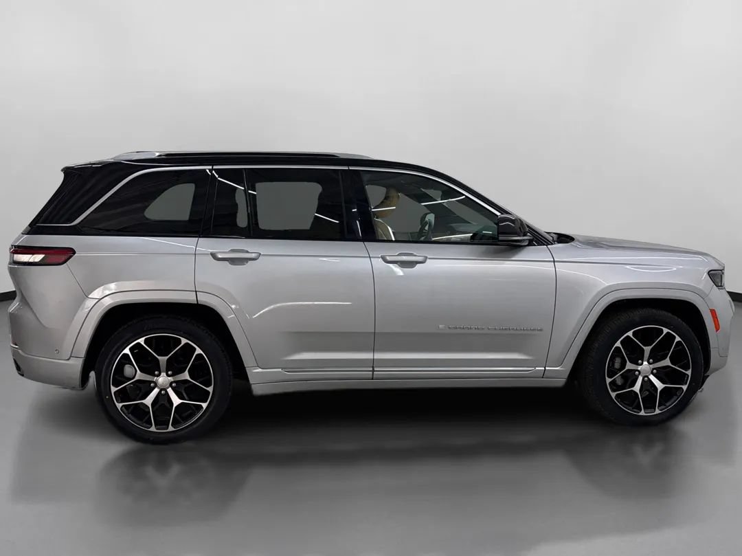 Used 2023 Jeep Grand Cherokee Summit AWD/4WD image 11