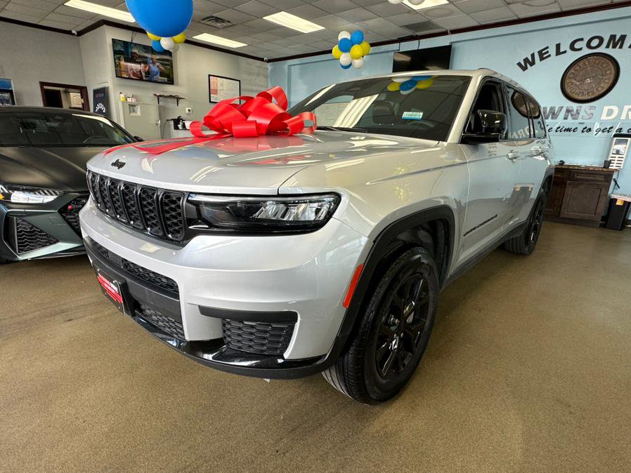 Used 2024 Jeep Grand Cherokee L Laredo AWD/4WD image 4